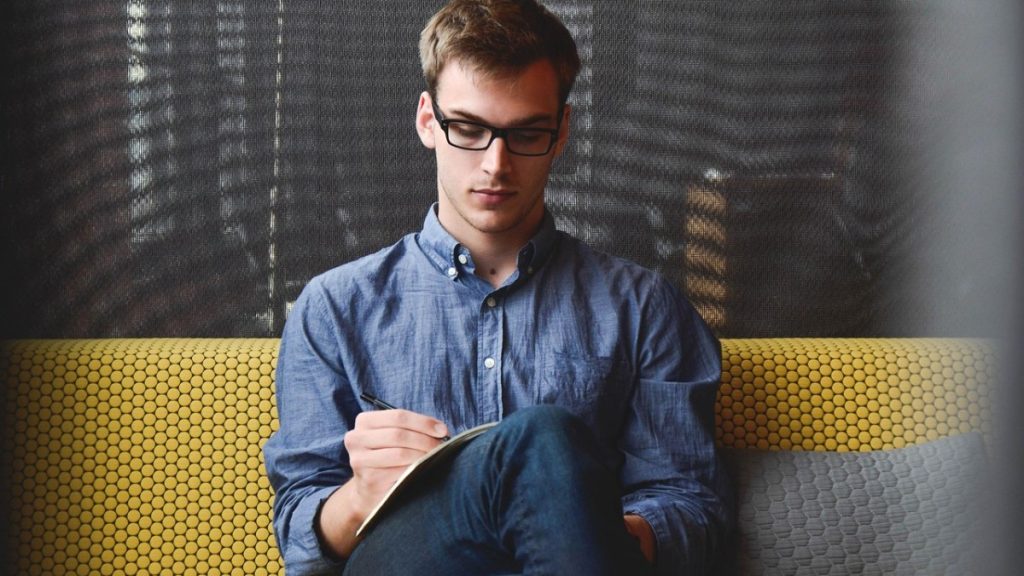 Persoon werkt geconcentreerd en met aandacht voor detail aan een taak op het werk