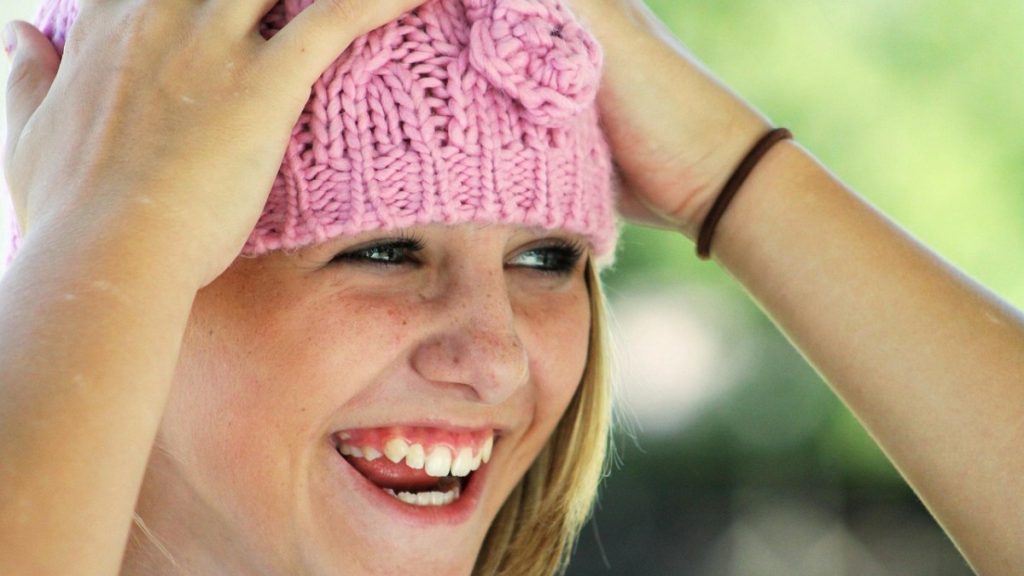 Vrolijke Europese vrouw die glimlacht en geniet van het leven, altijd blij en opgewekt