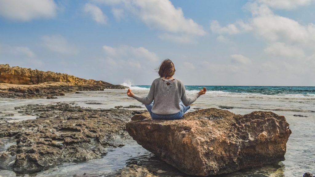 Een vrouw die ontspannen herstelt van ziekte dankzij trancewerk en het activeren van haar onderbewustzijn.