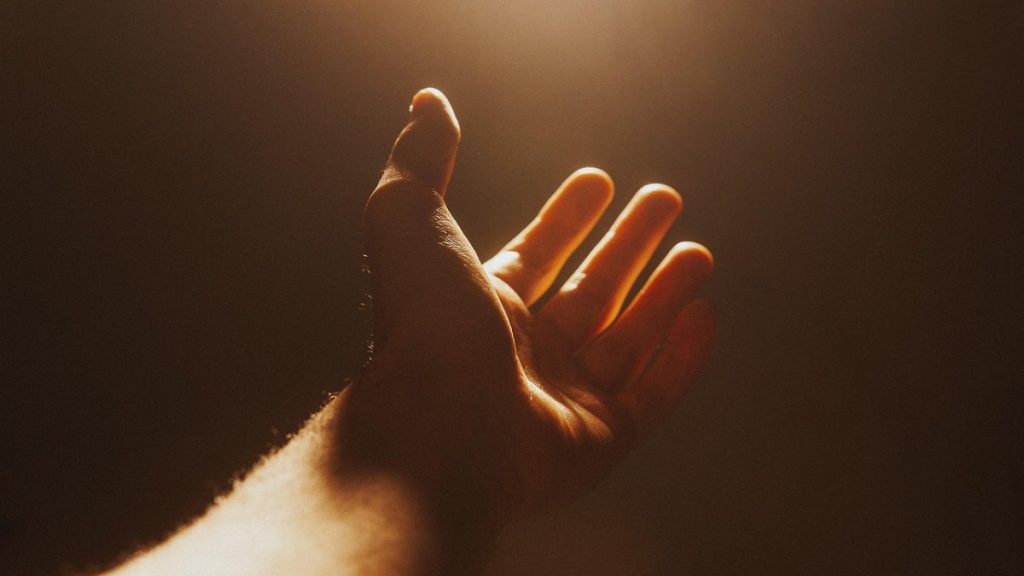 Persoon die uit een donkere periode klimt en weer hoop en levenslust voelt terugkomen