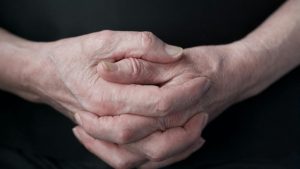 Essentiële tremor behandelen met hypnose